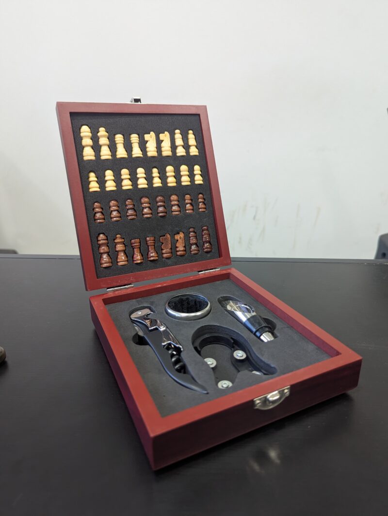 Juego de Tablero de Ajedrez de madera con Accesorios Para Vino - Imagen 3