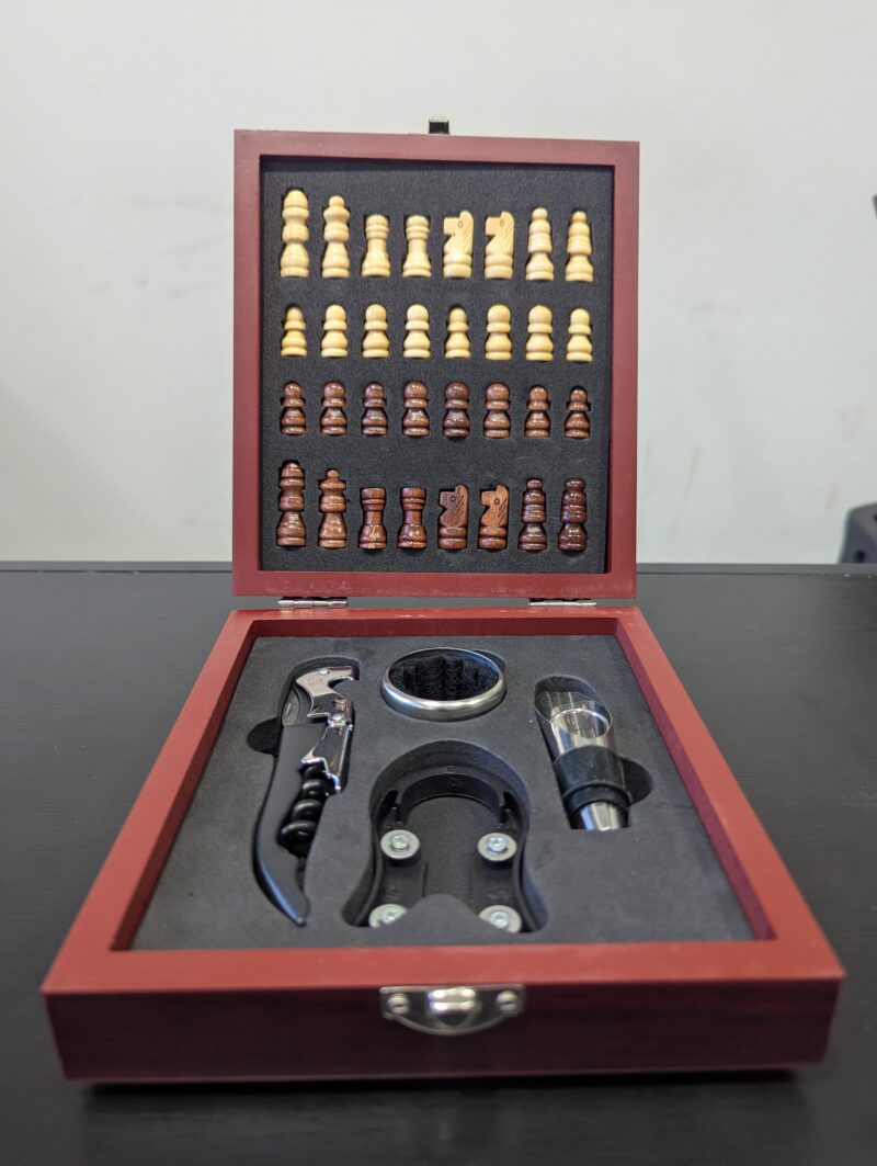Juego de Tablero de Ajedrez de madera con Accesorios Para Vino - Imagen 4